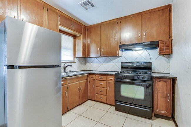 Building Photo - Charming 2-Bedroom Home with Original Hard...