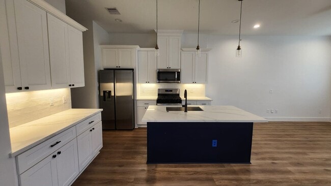 Building Photo - 126 Amundsen St