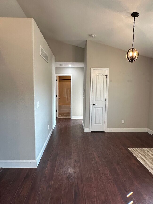 Building Photo - 4 Bedroom 3 Bath 2 Stall Garage in Waynesville - Available with 30 day notice