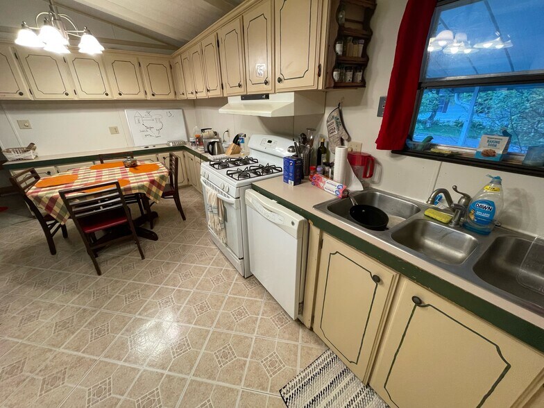 Building Photo - 107 Mary Ln