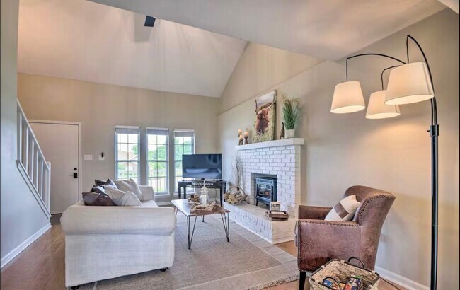 Building Photo - 532 W Southampton Dr