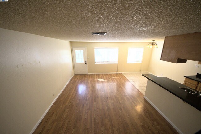 Building Photo - 1214 Sycamore Dr