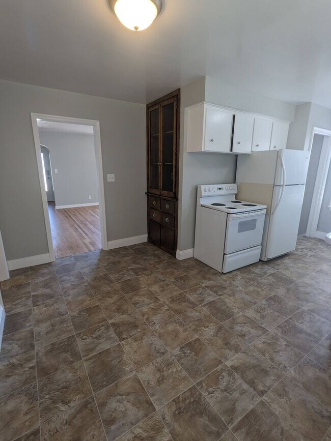 Building Photo - 3 Weeks Rent Free! 5 Bed 2 Bath Single Fam...