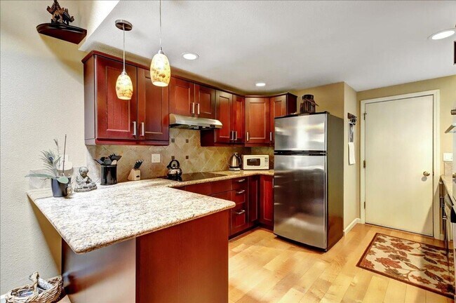 Building Photo - Very Desirable Woodbridge Townhouse in Nevada City
