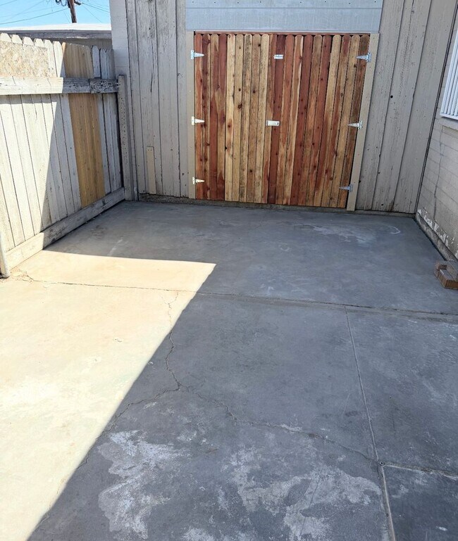 Building Photo - 2117 Ballard Dr