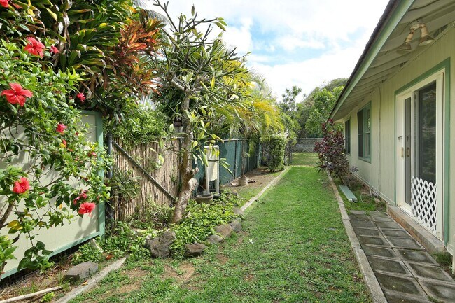 Building Photo - Ready to move into single level family hom...