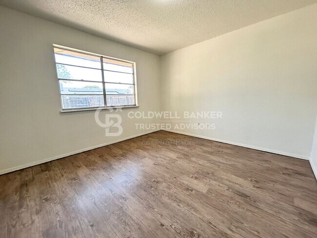 Building Photo - 5712 2nd Pl
