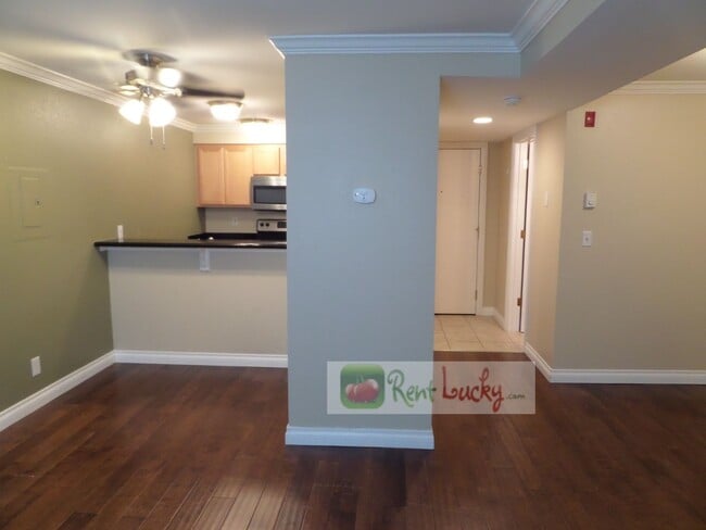 Building Photo - Super Cute Studio w/Parking in Fantastic Downtown Seattle Location!!