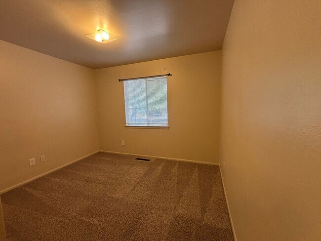 Building Photo - 4 bed 1.5 bath Ranch Style Home with Basem...