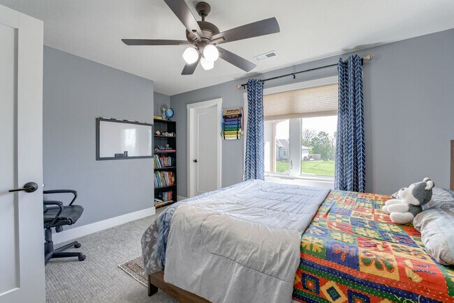 Building Photo - Spacious & Stylish 6-Bedroom Home in North...