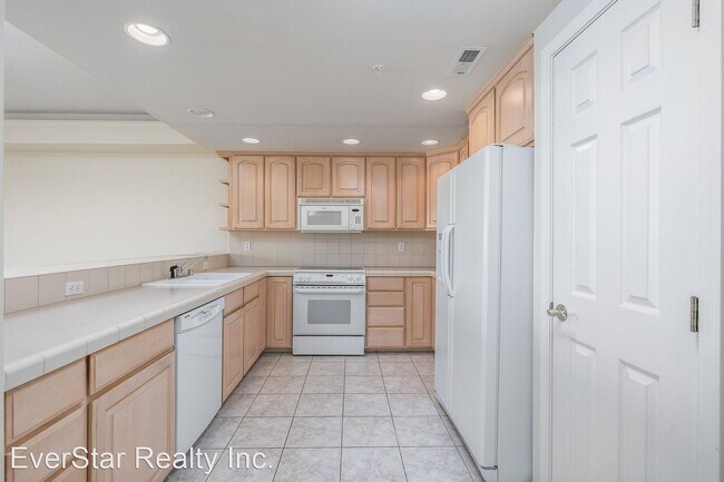 Building Photo - 2 br, 2 bath House - 300 Col Pt Dr C-201
