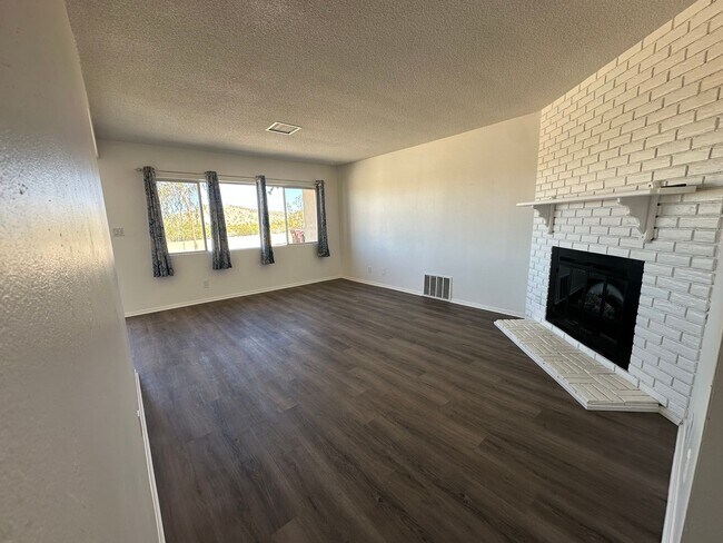 Building Photo - Newly Remodeled 2 bed 1 bath home!
