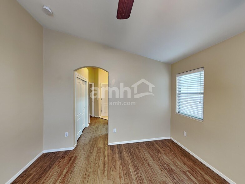 Building Photo - 4013 E Shadow Branch Dr