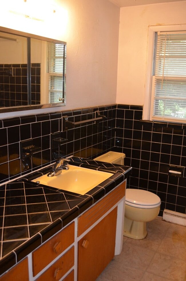 Building Photo - 3 bed, 2 bath home in Parkade area