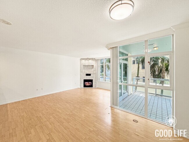 Building Photo - STUNNING 2 BED/2 BATH CONDO AVAILABLE IN THE DISCOVERY BUILDING IN CORTEZ HILL!