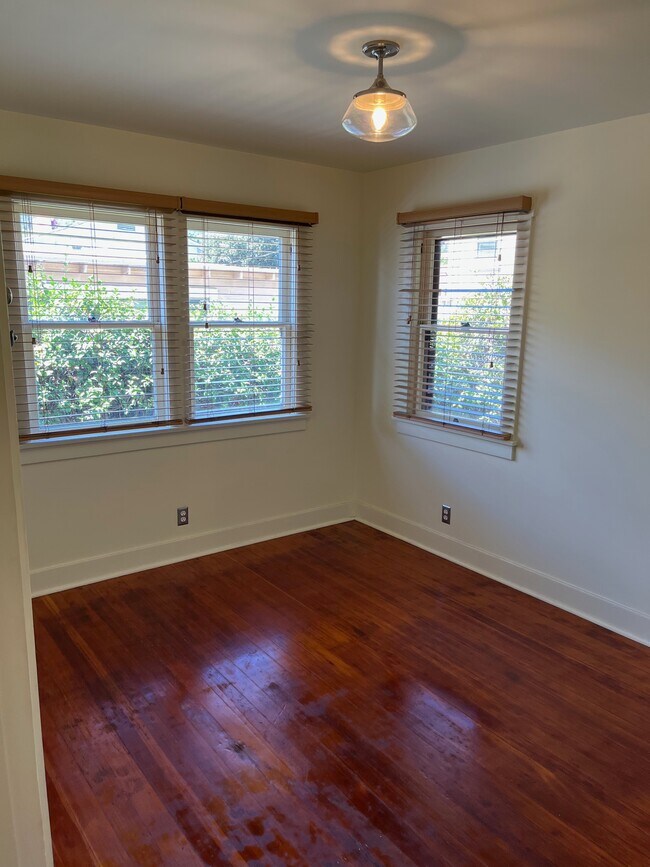 Building Photo - 135 E Ave 42