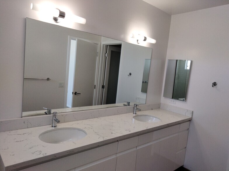 Building Photo - 5040 Santa Monica Ave