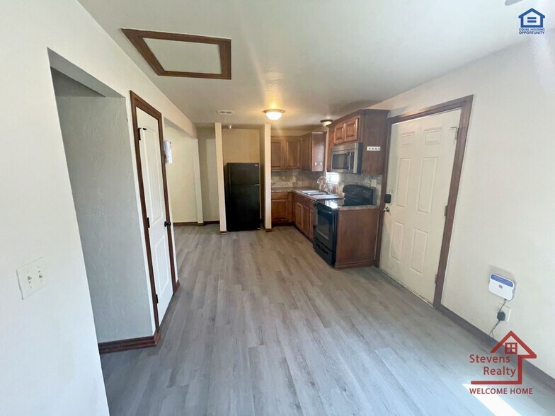 Building Photo - 1604 NW Lindy Ave