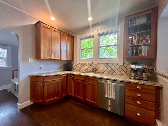 Building Photo - $0 DEPOSIT OPTION. 3BED/2BATH CHARMING HOM...