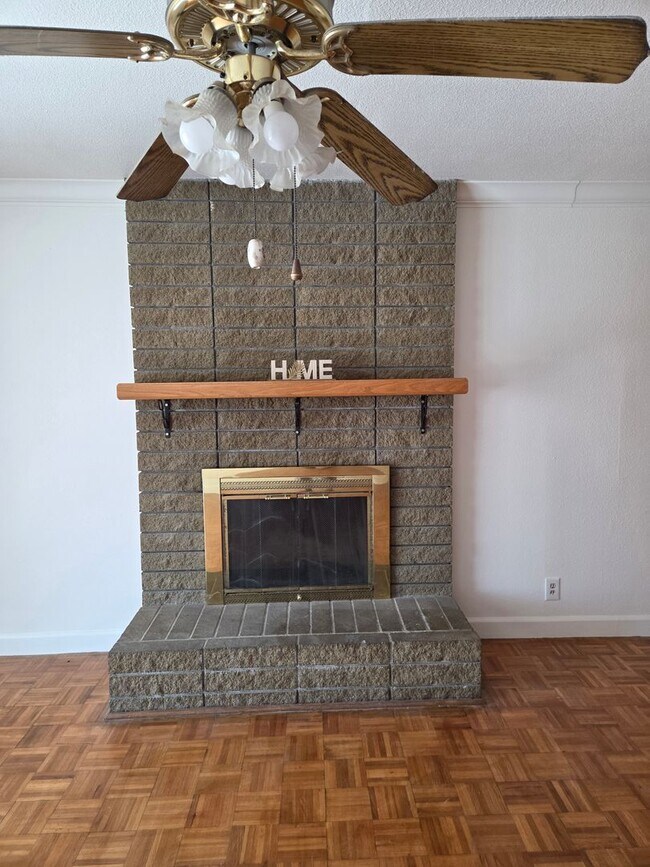 Building Photo - 606 Tamarack Ln