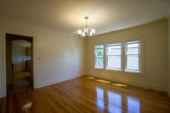 Building Photo - Newly Renovated Bright 2nd Floor Flat - 6/...