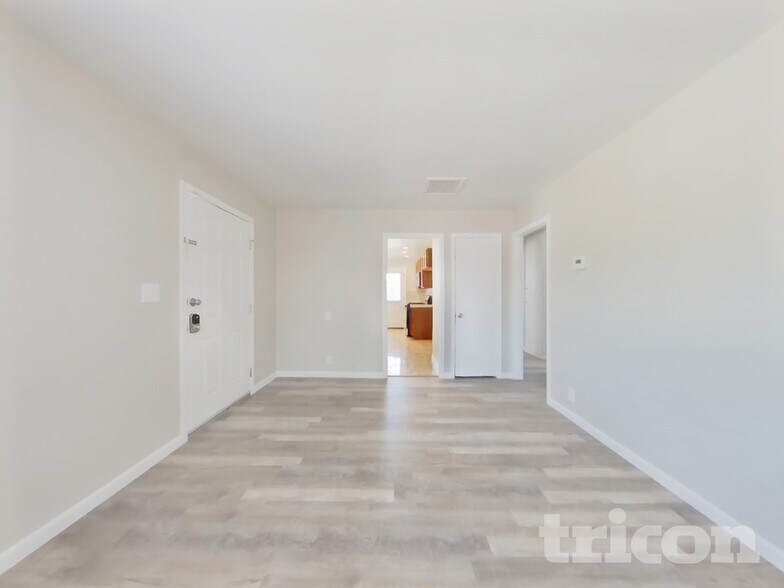 Building Photo - 1126 W Ovington St