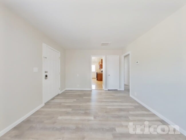 Building Photo - 1126 W Ovington St