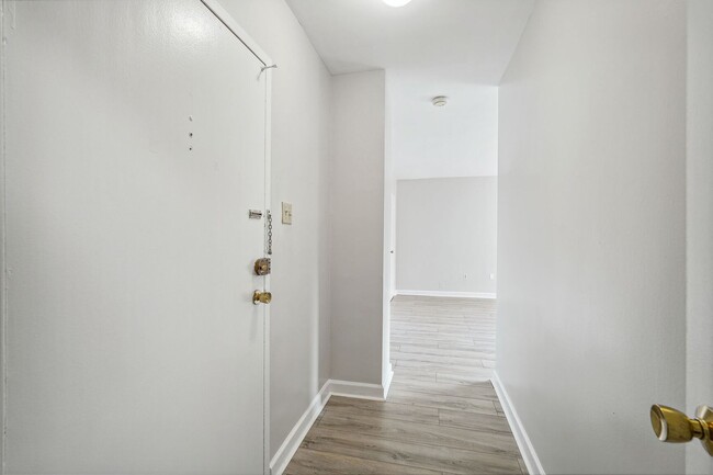 Building Photo - Spacious & Bright Studio at River Place