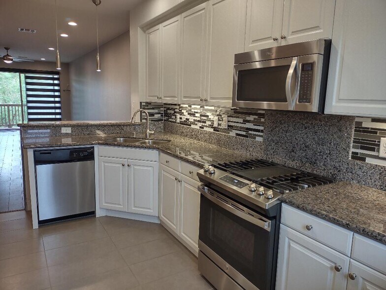 Building Photo - 982 Sweetbriar Ln