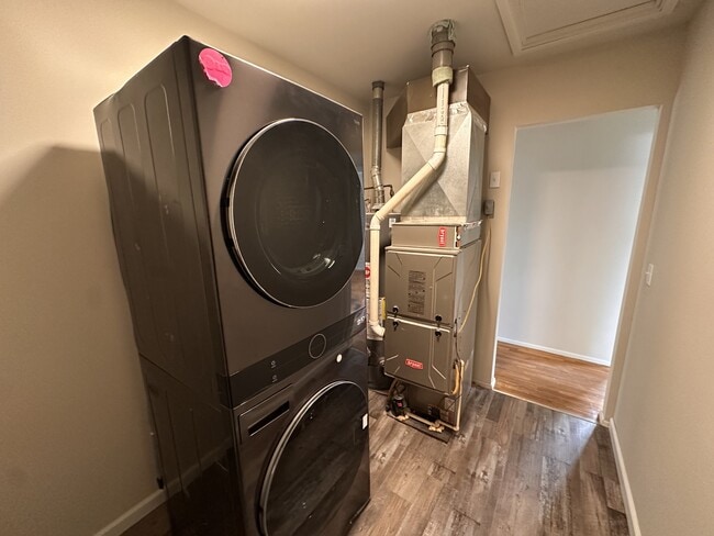 Building Photo - 693 N Cherry St