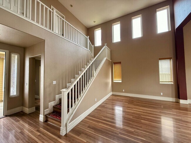 Building Photo - Large Hollister Home