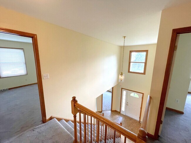 Building Photo - Spacious 3 bed 2.5 Bath Home Ready to Rent...