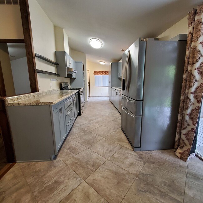 Building Photo - Pet Friendly 4 Bed / 2Bath Home w/ Garage