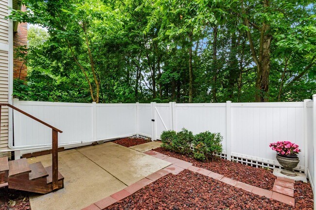 Building Photo - 5841 Elmbridge Ln