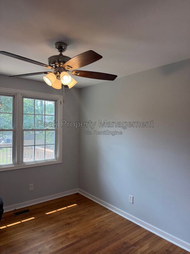 Building Photo - 2119 Woodmont Dr