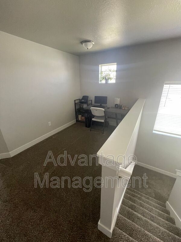 Building Photo - 1010 N 20 E