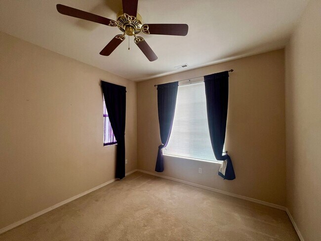 Building Photo - Hawk's Prairie 3BD + Bonus Area