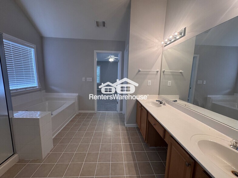 Building Photo - 2226 Rosemoore Walk