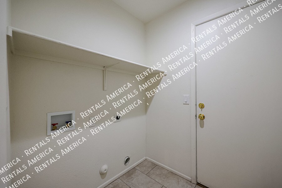 Building Photo - 4138 W Charter Oak Rd