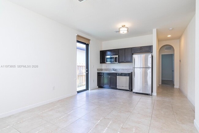 Building Photo - 516 SE 35 Ave