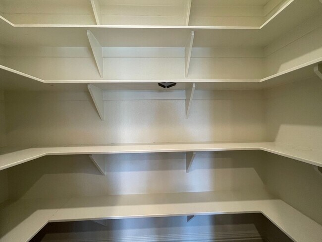 Building Photo - AVAILABLE NOW 3 BEDROOM 2 BATH WITH OFFICE...