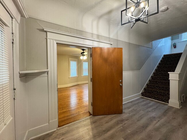 Building Photo - 715 18th St