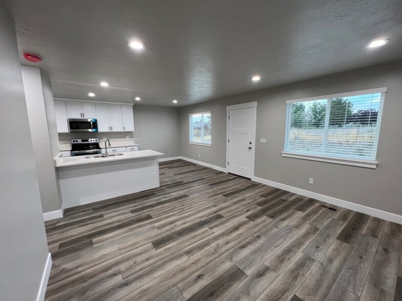Building Photo - 447 E 625 S