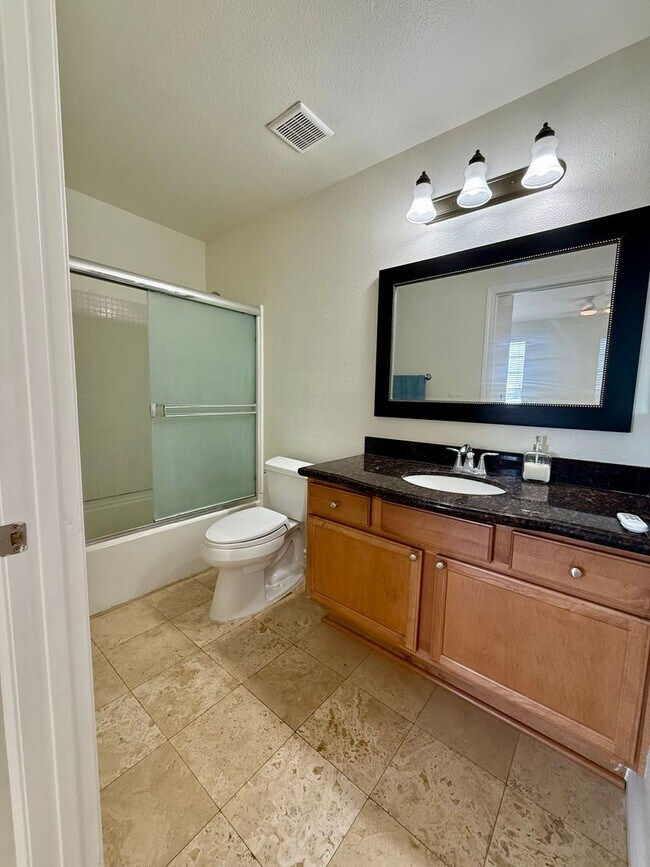 Building Photo - Charming 3 Bedroom 2 Bathroom Condo in the...