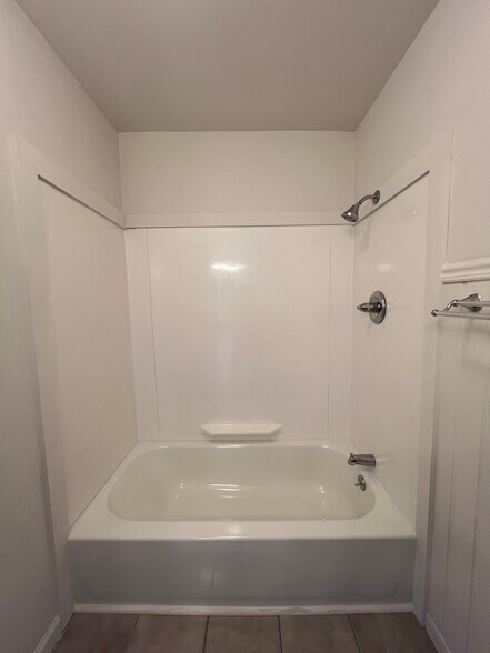Tub in full bath - 24 Parker Ave