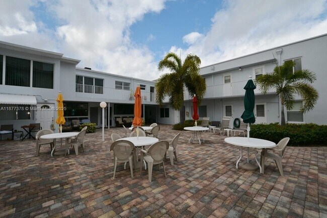 Building Photo - 4228 N Ocean Dr