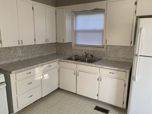 Building Photo - 2 Bed 1 Bath with Large backyard