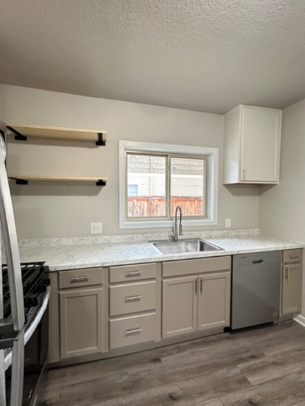 Building Photo - 132 6th St