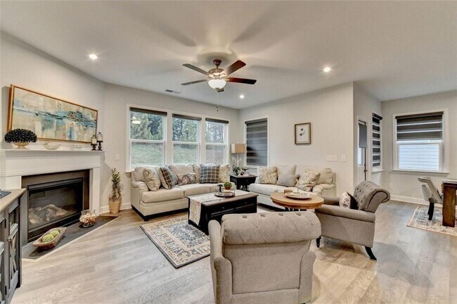 Building Photo - 811 Pineberry Ct