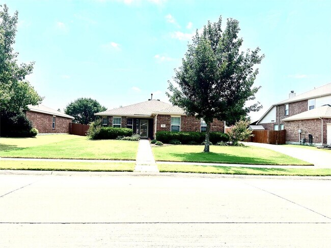 Building Photo - $500 off first months rent with Move in by...